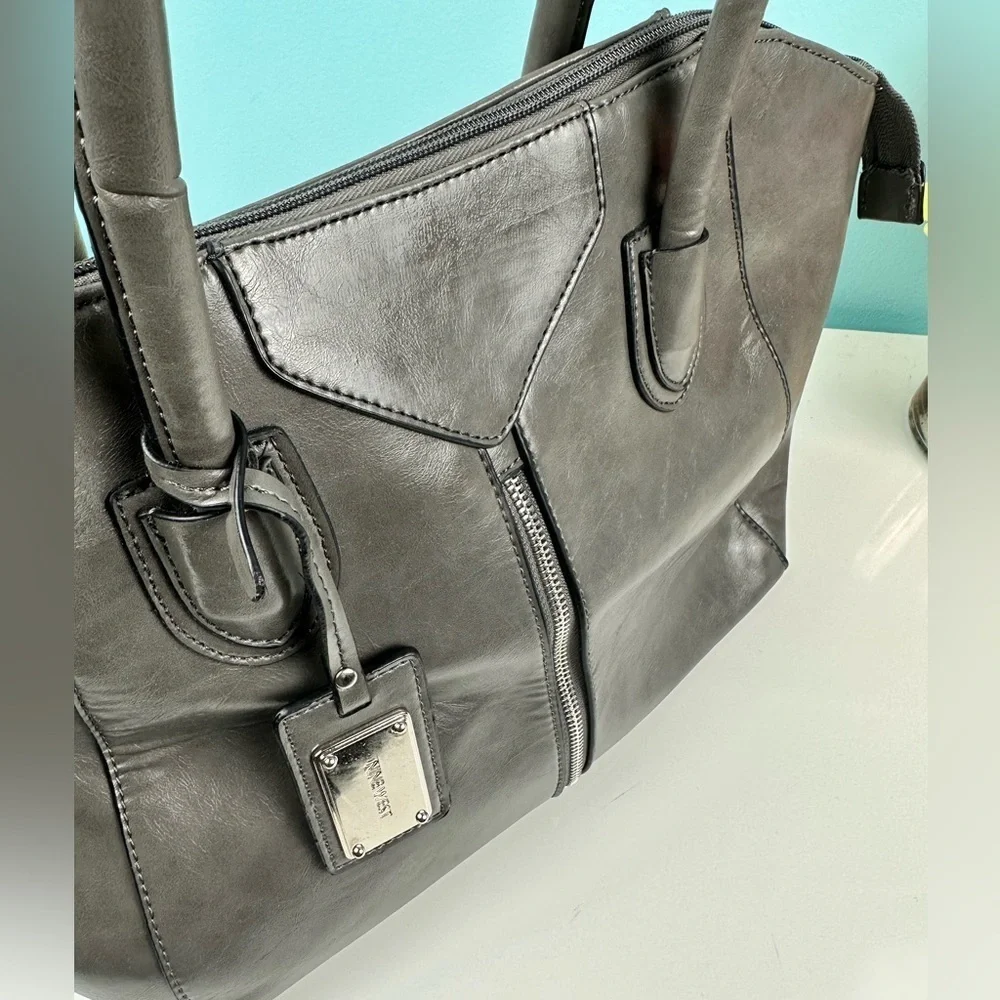 Nine West ladies gray leather handbag, excellent condition
